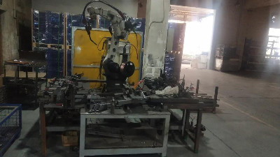 焊接机器人助力汽车料架定制